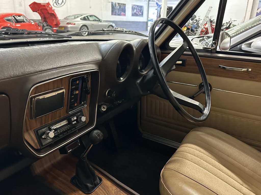 1975 Hillman Hunter GL interior dashboard and seats